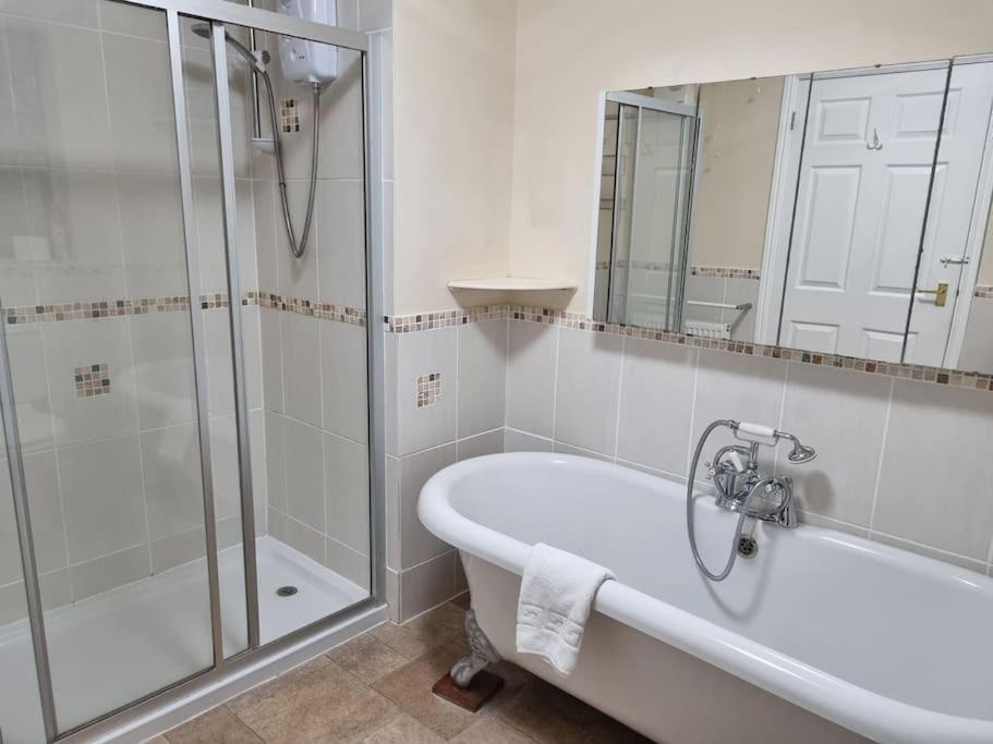 Spacious Detached Home With Beautiful Seaviews, Sleeps 6 Trimingham エクステリア 写真