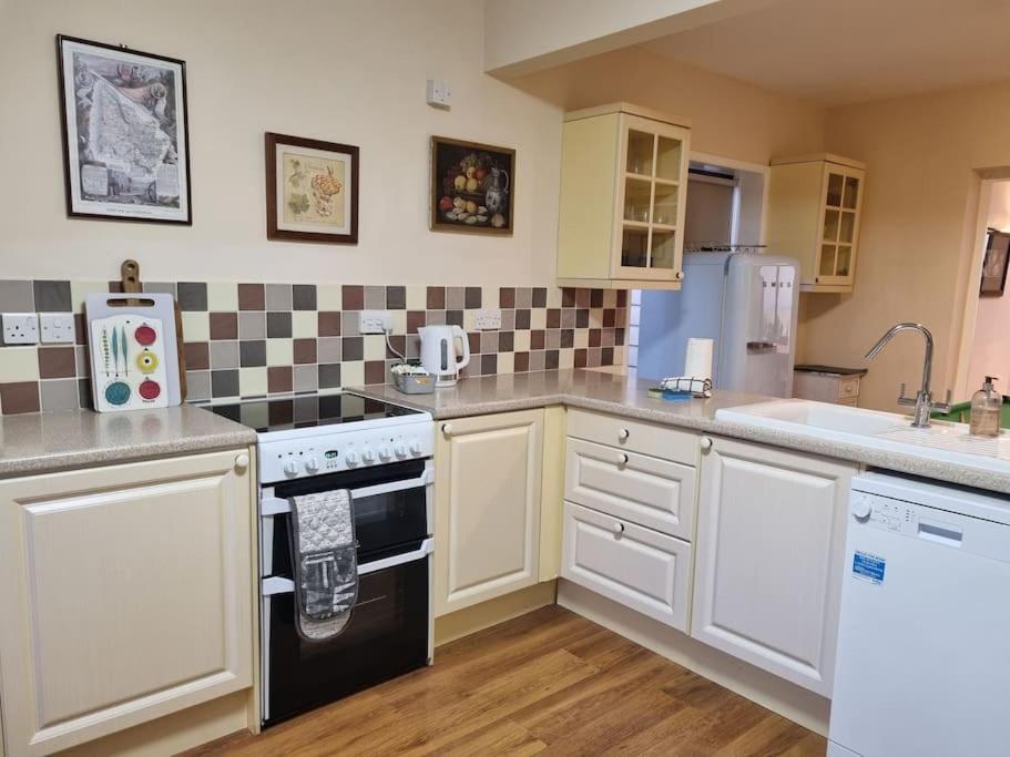 Spacious Detached Home With Beautiful Seaviews, Sleeps 6 Trimingham エクステリア 写真